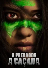 Close-up de rosto de mulher com pintura tribal verde escorrendo. Um olho tem brilho vermelho. Expressão intensa e primal.