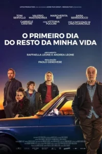 Cinco pessoas,de várias idades,ao lado de um carro azul. Fundo de cidade iluminada ao pôr do sol. Clima sério.