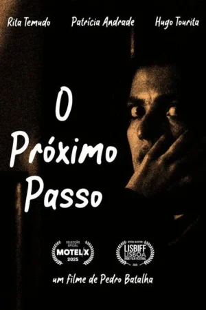 Pôster sombrio: close-up de um rosto aterrorizado, com olhos arregalados e mão sobre a boca, surgindo da escuridão.