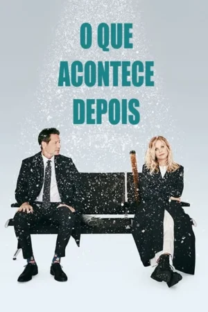 Homem e mulher, ambos com casacos escuros, sentados em um banco enquanto neve cai sobre eles. Ele olha para a direita, ela para frente.