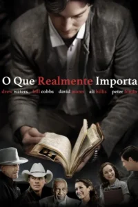 Homem de casaco observa um livro antigo aberto com fotos. Abaixo, sete rostos: homens mais velhos de chapéu, um idoso, e jovens sorrindo. Clima introspectivo.
