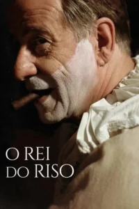 Close-up de ator com maquiagem branca no rosto envelhecido, fumando um charuto. Clima dramático e teatral.