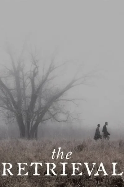 Duas figuras em silhueta caminham por um campo gramado e embaçado, com uma árvore escura na névoa densa. Clima sombrio.