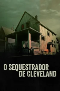 Casa antiga de dois andares com alpendre sob céu verde-cinza e sombrio. Atmosfera misteriosa e perturbadora.