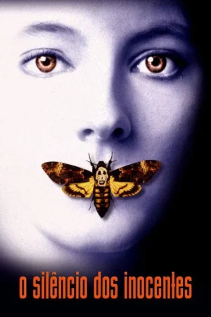 Rosto pálido com olhos castanhos fixos. Uma mariposa com caveira nas costas cobre a boca. Fundo escuro e clima tenso.