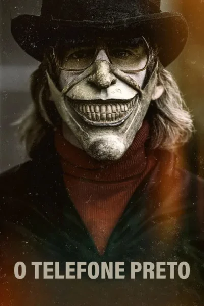 Close-up de figura sinistra: cartola, óculos e máscara pálida com sorriso dentuço. Atmosfera sombria e de terror.