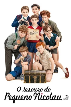 Sete meninos sorridentes, vestidos com roupas de época, cercam um baú de tesouro. Seguram mapa, câmera, lupa, com ar de aventura.