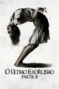 Mulher em vestido branco arqueada para trás,cabeça pendurada,boca aberta e terço. Atmosfera sombria e perturbadora.