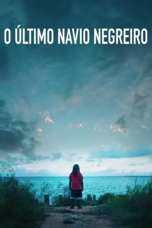 Criança de costas, cabelo escuro longo, olhando o mar azul sob céu vasto e nublado. Pôster transmite solidão e esperança.