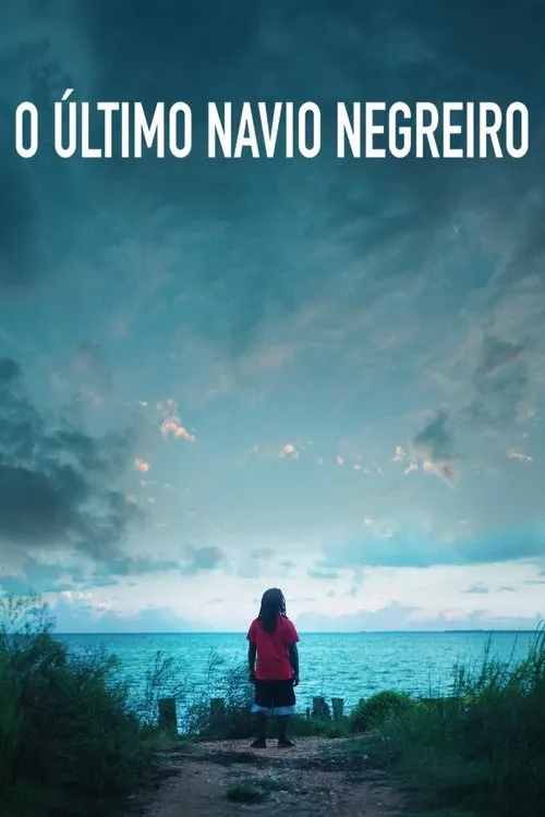 Criança de costas, cabelo escuro longo, olhando o mar azul sob céu vasto e nublado. Pôster transmite solidão e esperança.