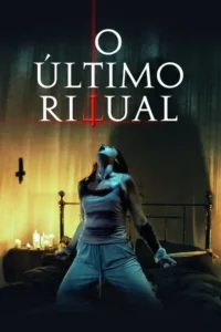 Mulher ajoelhada na cama,braços atados,cabeça para trás em agonia. Velas acesas e cruz na parede escura do quarto. Clima de horror.
