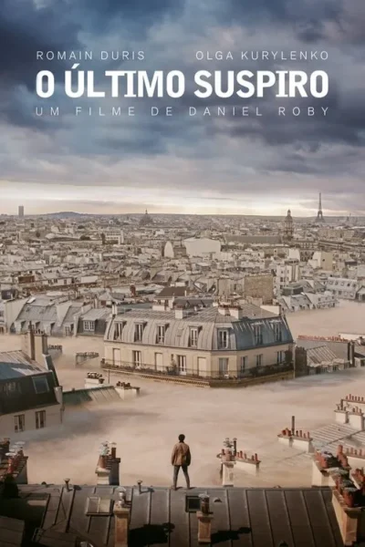 Um homem de costas num telhado. Uma cidade coberta por névoa densa, com prédios e a Torre Eiffel surgindo acima dela. Céu cinzento.
