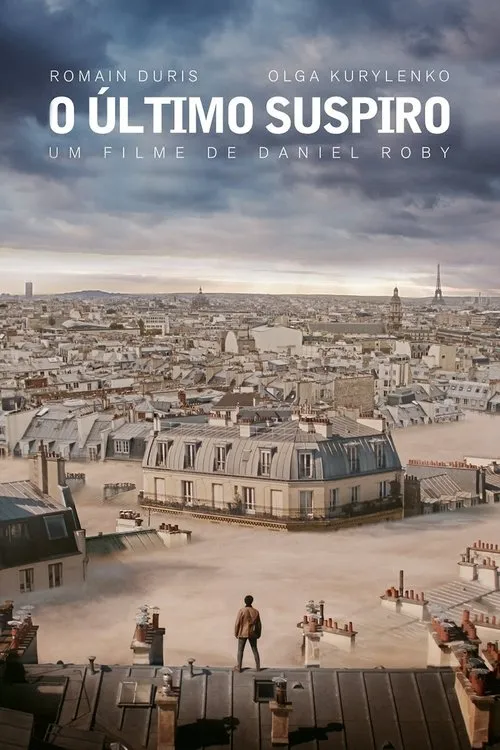 Um homem de costas num telhado. Uma cidade coberta por névoa densa,com prédios e a Torre Eiffel surgindo acima dela. Céu cinzento.