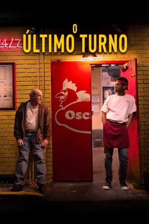 Homem idoso e jovem parados em frente a um restaurante com porta vermelha de frango,à noite. Ambos parecem pensativos.