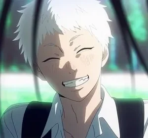 Um jovem anime de cabelo branco com camisa branca, sorri de olhos fechados e bochechas coradas. Luz suave num cenário verde.