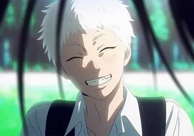 Um jovem anime de cabelo branco com camisa branca, sorri de olhos fechados e bochechas coradas. Luz suave num cenário verde.