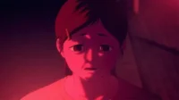 Close-up de mulher anime com expressão aflita, iluminada por uma luz vermelha intensa que projeta sombras dramáticas.