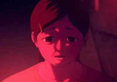 Close-up de mulher anime com expressão aflita, iluminada por uma luz vermelha intensa que projeta sombras dramáticas.