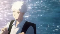 Jovem anime de cabelo branco com mochila e camisa, olha pensativo para a água azul brilhante sob o sol. Cenário sereno.