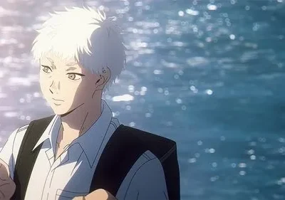 Jovem anime de cabelo branco com mochila e camisa, olha pensativo para a água azul brilhante sob o sol. Cenário sereno.