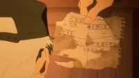 Cena de anime: Mão exibe papel velho e rasgado com escrita japonesa para pessoa de chapéu. Tom sépia, clima de mistério e descoberta.