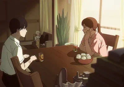 Um jovem e uma mulher sentados à mesa em um quarto banhado por luz dourada. Outra pessoa relaxa ao fundo, em um ambiente doméstico.