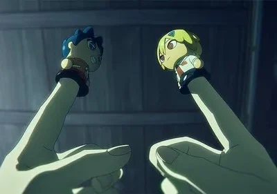 Duas mãos seguram fantoches de dedo de anime (cabelo azul e amarelo) em frente a uma parede de madeira escura. Clima íntimo.