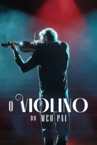 Músico com cabelo claro, de costas, tocando violino em palco escuro. Luzes dramáticas azul e vermelha.