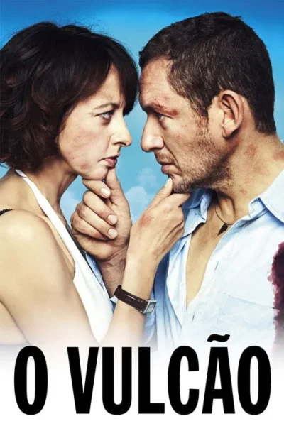 Homem e mulher com marcas no rosto se encaram de perto, as mãos tocando os queixos. Fundo de céu azul.