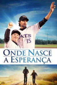 Um homem e um jovem em uniformes de beisebol sorriem em campo ensolarado. Abaixo, dois homens caminham em trilhos de trem sob céu brilhante.
