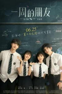 Quatro jovens estudantes em uniformes escolares,sorrindo e posando na frente de um quadro-negro com desenhos a giz. Clima juvenil e amigável.