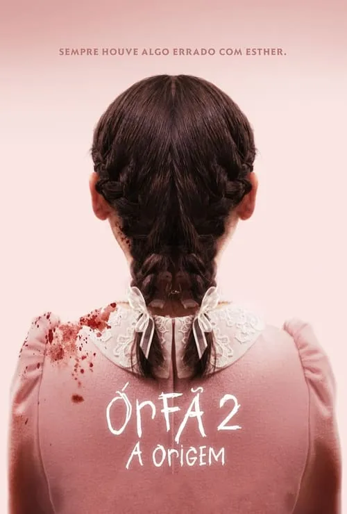 Órfã 2:A Origem 1 Jovem de costas com cabelo trançado,laços brancos e vestido rosa com gola de renda. Sangue fresco mancha o ombro. Fundo rosa claro.