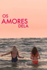 Duas mulheres de costas,em trajes de banho,na água do mar. O céu alaranjado ao fundo cria um clima sereno de fim de tarde.