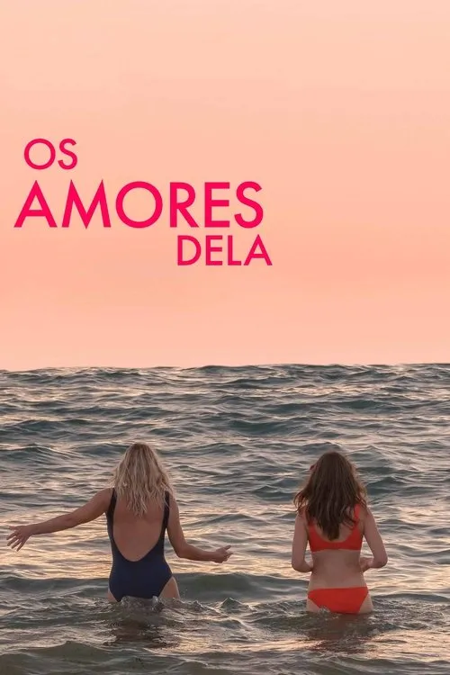 Duas mulheres de costas,em trajes de banho,na água do mar. O céu alaranjado ao fundo cria um clima sereno de fim de tarde.