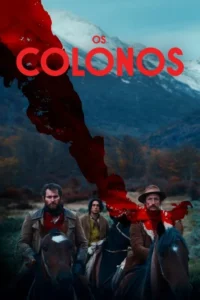 Três homens rústicos a cavalo em vastas montanhas. Mancha escura de sangue escorre,cobrindo parte do cenário e dos homens. Clima severo.