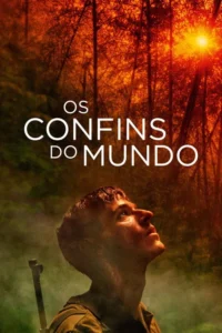 Soldado em floresta escura e esfumaçada olha para cima. Céu laranja avermelhado intenso com sol brilhante e árvores nuas. Clima dramático.