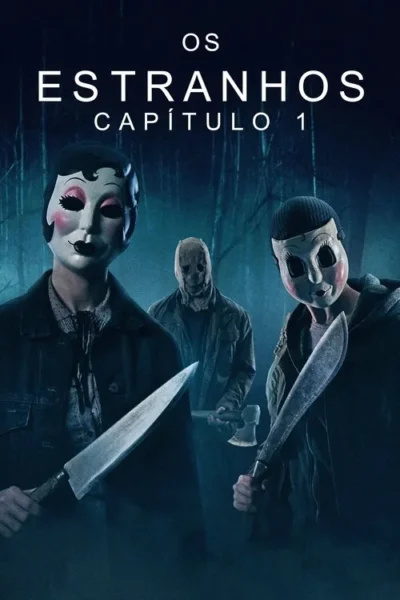 Três figuras mascaradas ameaçadoras com facas e machado em uma floresta escura e azulada.