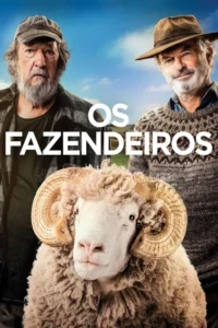 Dois homens mais velhos, um de boné e um de chapéu, posam com um carneiro de chifres enormes. Fundo rural com céu azul.