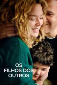 Mulher loira sorridente,abraçada por um homem,enquanto um menino de cabelos escuros se aninha. Pôster íntimo de afeto familiar.