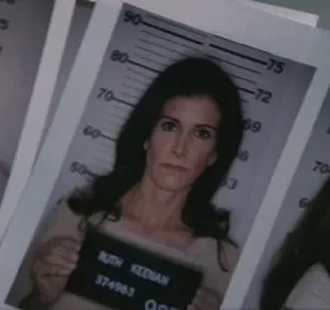 Três fotos de fichamento policial: um homem e uma mulher olham sérios, outra mulher de perfil. Fundo com escala de altura.