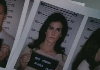 Três fotos de fichamento policial: um homem e uma mulher olham sérios, outra mulher de perfil. Fundo com escala de altura.