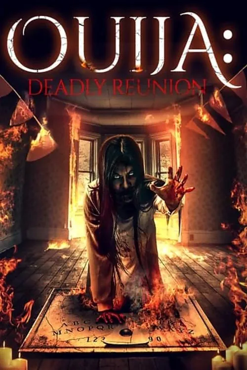 Uma mulher espectral de olhos brilhantes e mão ensanguentada emerge de tabuleiro Ouija numa sala em chamas, cercada por fogo. Horror.