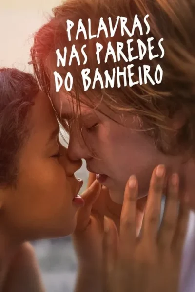Dois jovens, um moreno e outro loiro, com rostos colados, quase se beijando. Luz suave e quente cria clima íntimo.