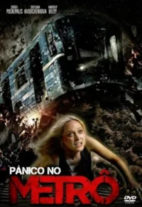 Mulher loira ferida,em pânico,rasteja de um metrô destruído entre escombros. Cenário escuro e caótico de desastre.