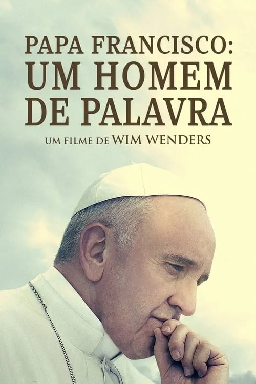 Papa Francisco:Um Homem de Palavra 1 Pôster:homem mais velho de branco com crucifixo,olhando pensativo para baixo com a mão no queixo,contra céu etéreo.