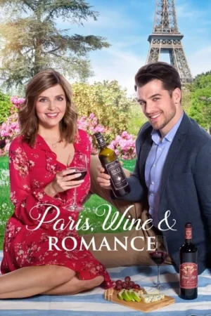 Casal feliz em piquenique com vinho, queijos e Torre Eiffel ao fundo. Ela veste floral, ele blazer. Sol, flores e clima romântico.