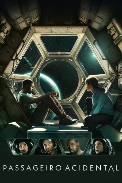 Duas pessoas contemplam a Terra e o espaço por uma janela hexagonal dentro de uma nave. Abaixo, quatro retratos de tripulantes, alguns com capacetes.