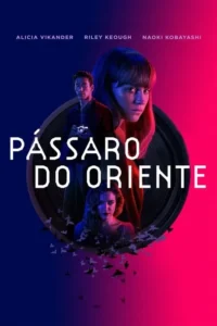 Três figuras sérias (duas mulheres,um homem com câmera) neon azul e rosa. Fundo escuro com disco e silhuetas de pássaros. Clima de mistério.