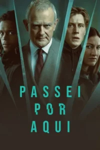 Quatro personagens com expressões tensas,um homem mais velho no centro,separados por divisórias de vidro num fundo escuro e enigmático.
