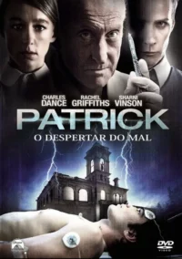 Três rostos intensos sobre uma mansão escura com raios. Abaixo, uma pessoa com eletrodos em ambiente de terror médico.